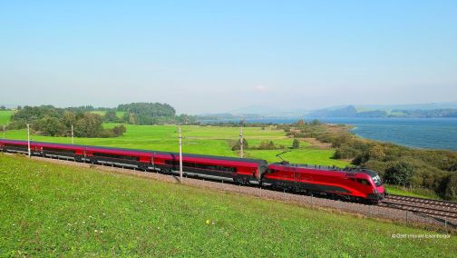 ÖBB Railjet am Wallersee im SalzburgerLand.